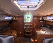 Bavaria 38 Salon Blick zur Plicht sowie Bad und Achterkabine