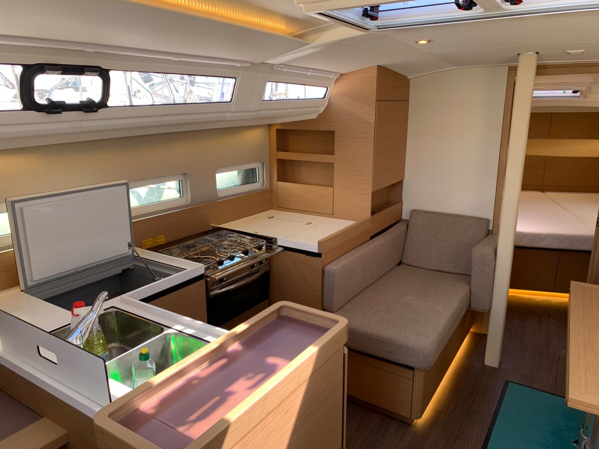 Sailing Yacht Jeanneau Sun Odyssey 410 Sailing World Yachtbrokers 3