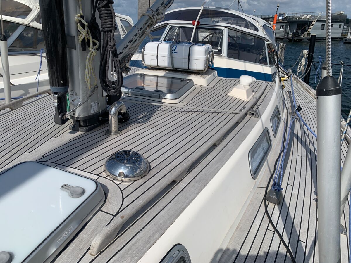 Sailing Yacht Hallberg-Rassy 42 F Sailing World Yachtbrokers Heiligenhafen 16