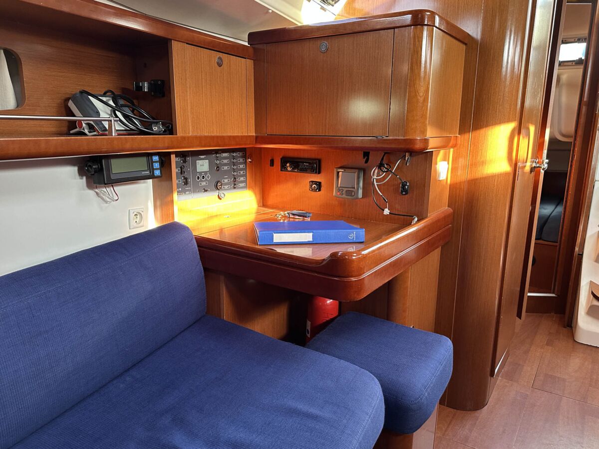 Sailing yacht Beneteau Oceanis 37 Sailing World Yachtbrokers Heiligenhafen 15