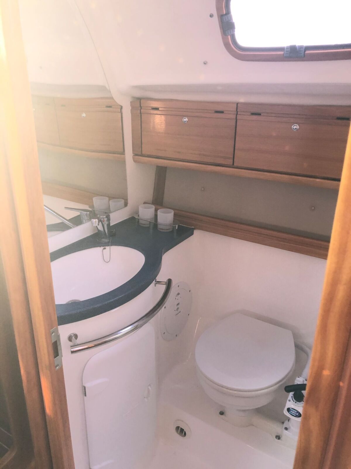 Bavaria 42-Cruiser-Gebrauchtyacht-Sailing-World-Yachtbrokers-20