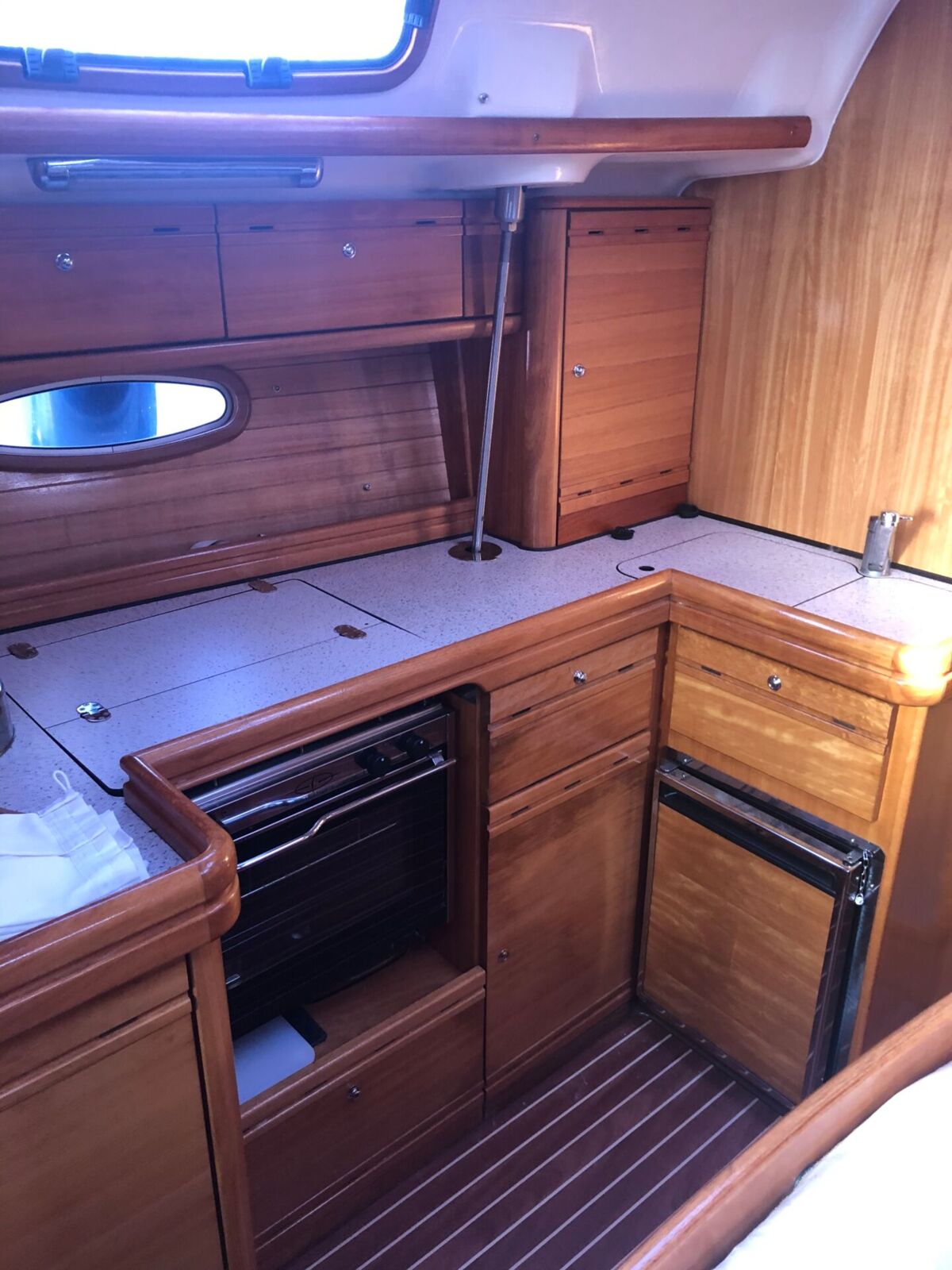 Bavaria 42-Cruiser-Gebrauchtyacht-Sailing-World-Yachtbrokers-6