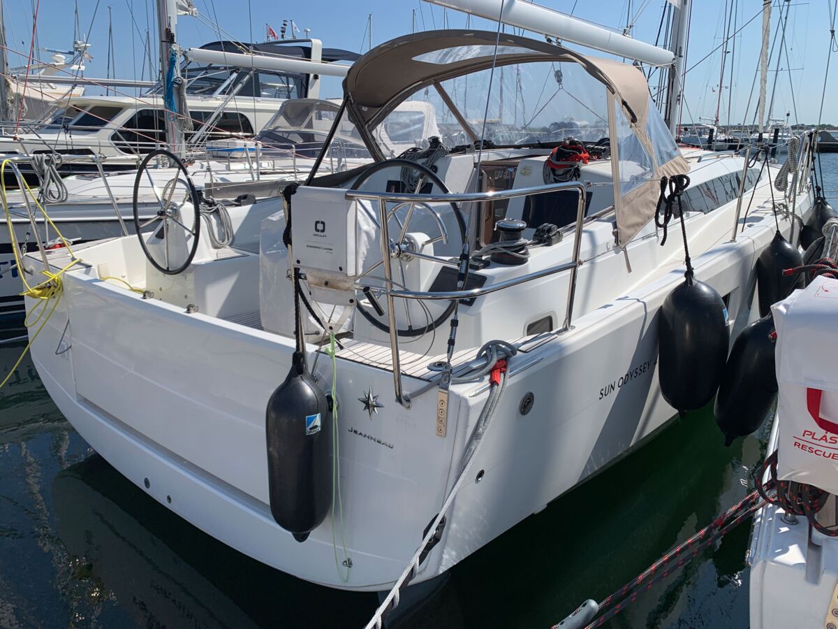 Sailing Yacht Jeanneau Sun Odyssey 410 Sailing World Yachtbrokers 2