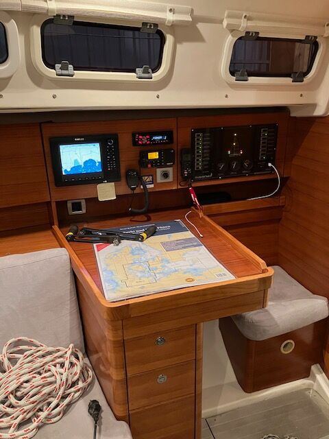 Sailing Yacht Salon 34 Sailing World Yachtbrokers 31