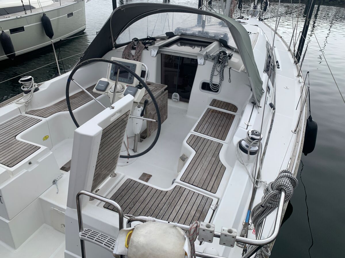 Sailing yacht Beneteau Oceanis 37 Sailing World Yachtbrokers Heiligenhafen 4