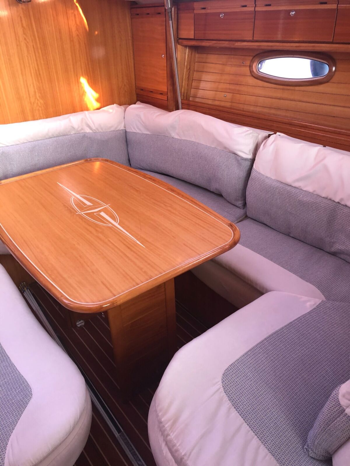 Bavaria 42-Cruiser-Gebrauchtyacht-Sailing-World-Yachtbrokers-4