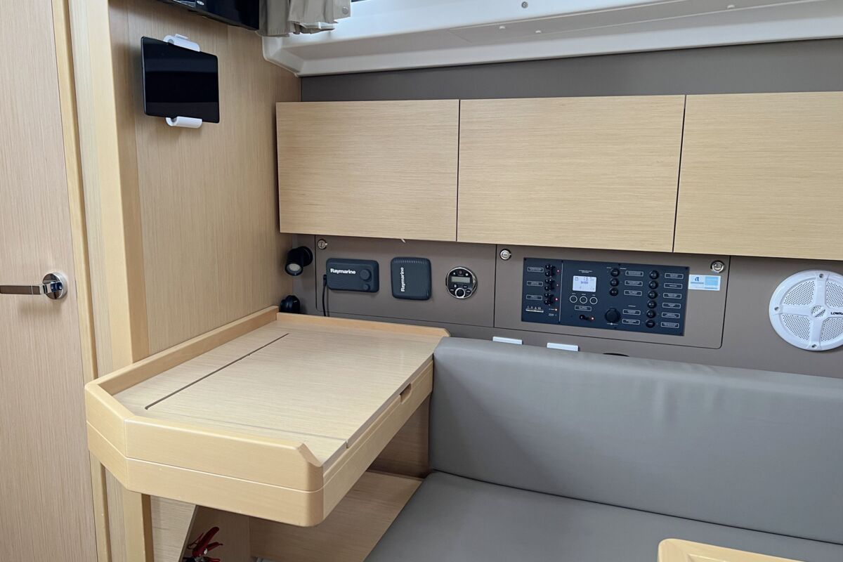 Sailing Yacht Beneteau Oceanis 38 - 12