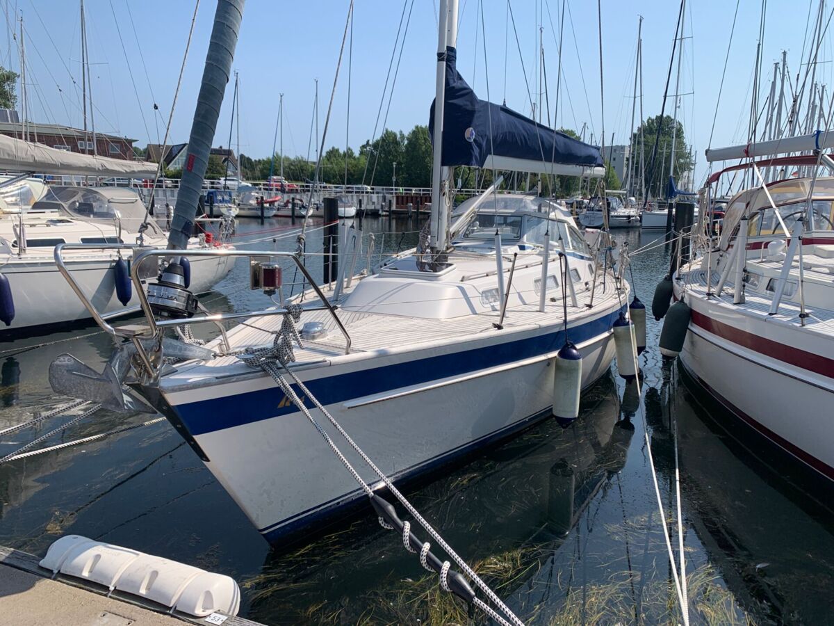 Sailing Yacht Hallberg-Rassy 34 Sailing World Yachtmakler Heiligenhafen 2