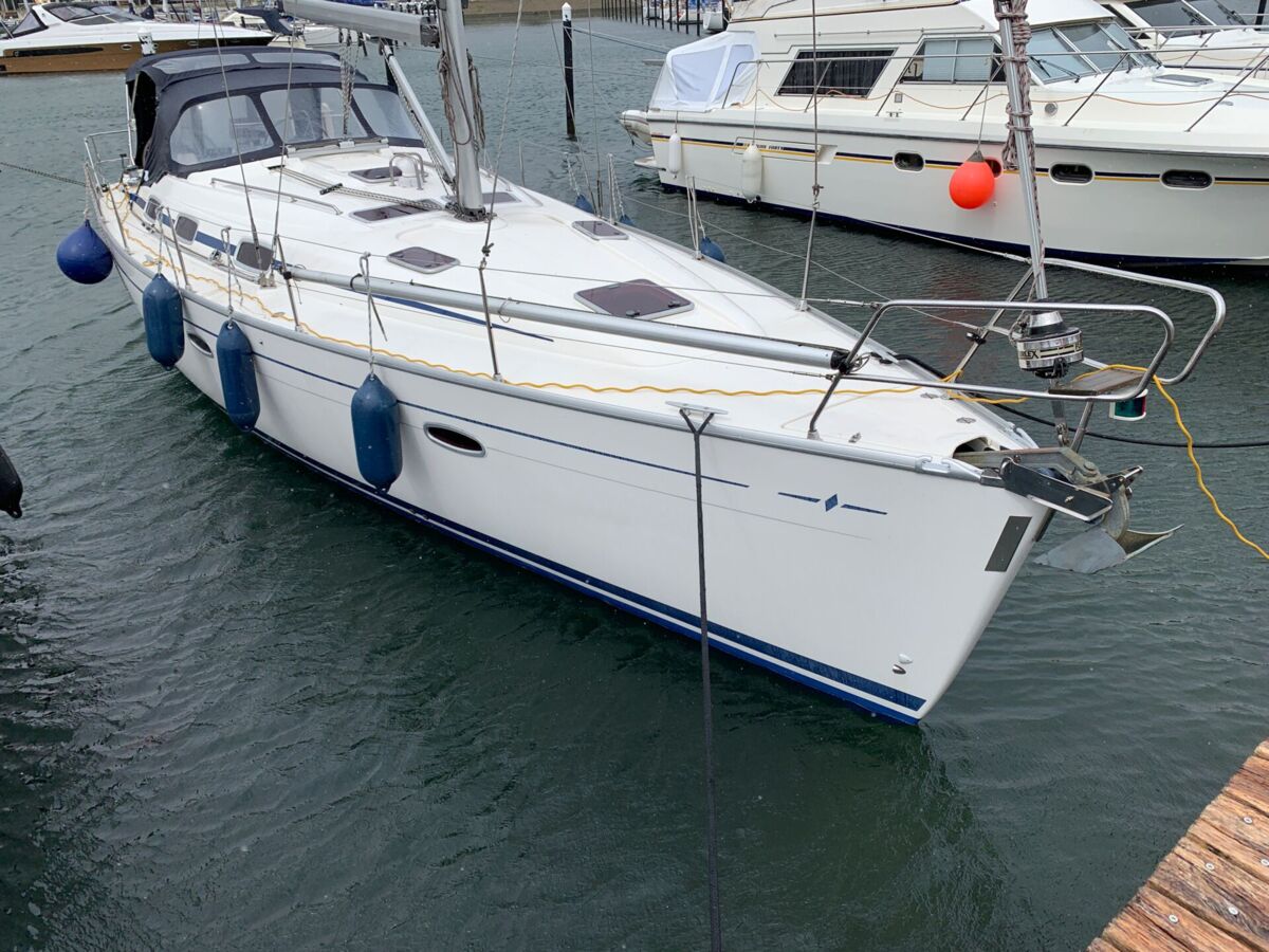 Bavaria 42-Cruiser-Gebrauchtyacht-Sailing-World-Yachtbrokers-1