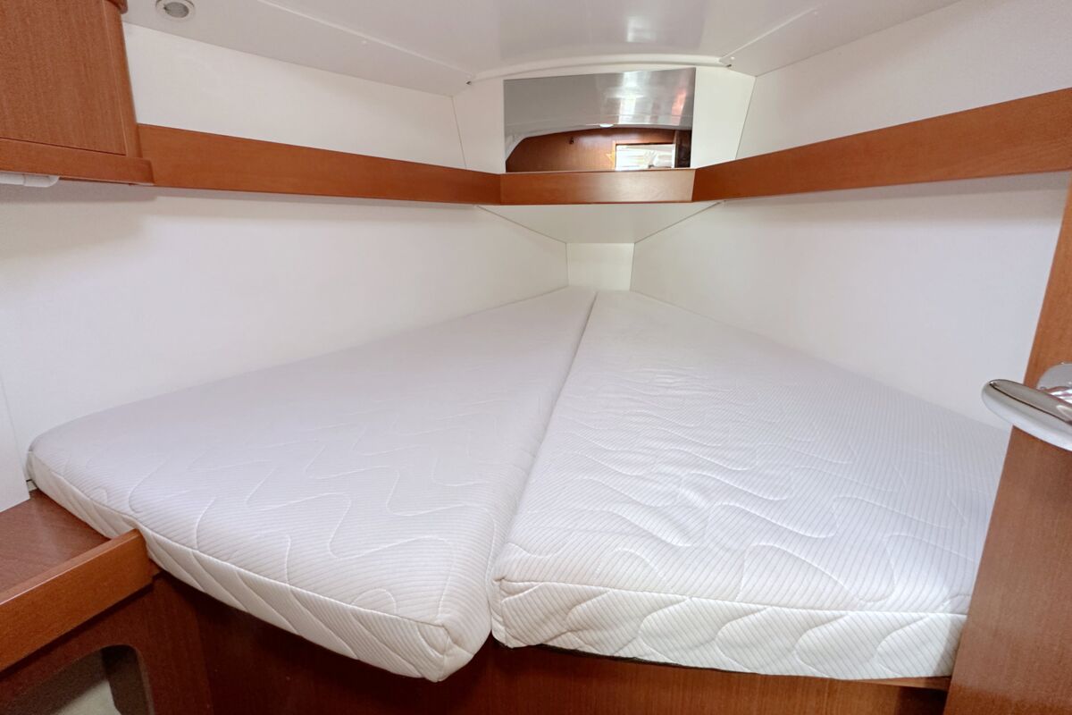 Beneteau Oceanis 34 Sailing World Yachtmakler 11