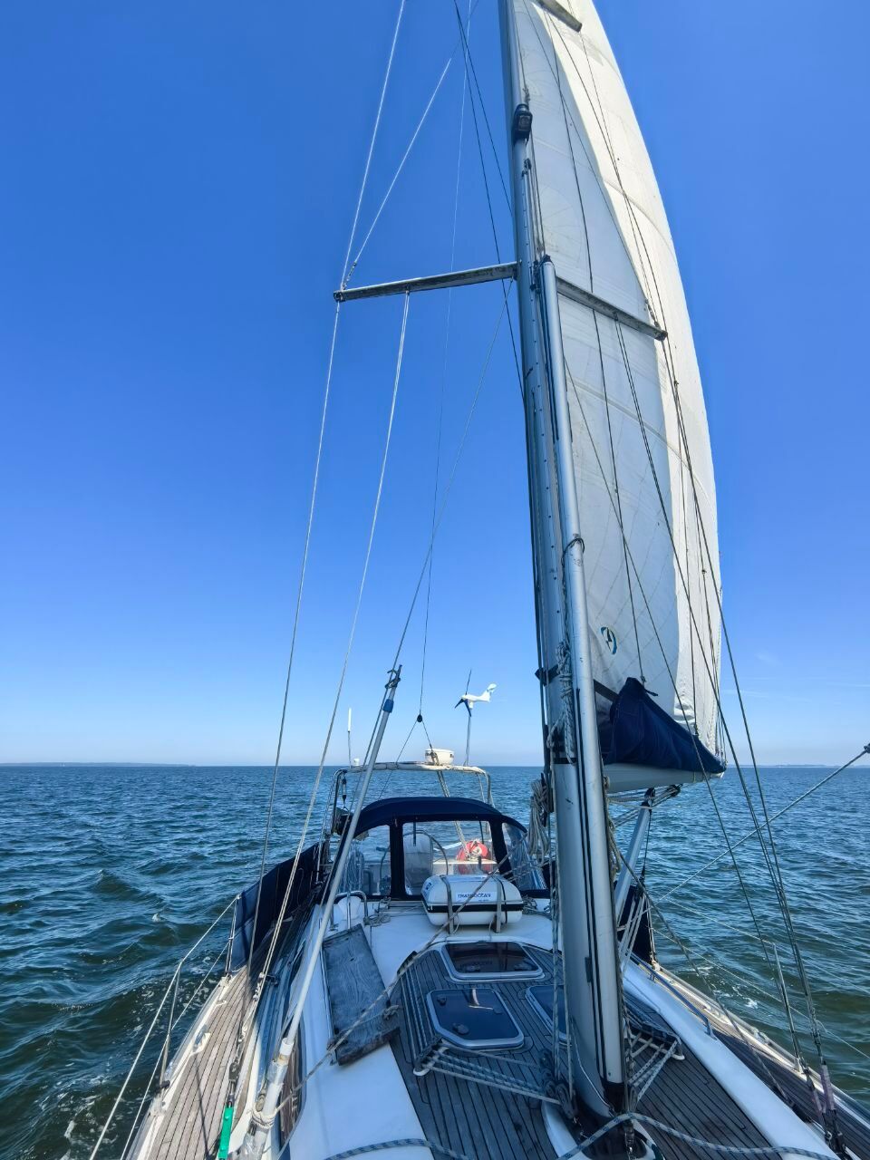 Bavaria 38 Blick auf geräteträger mit Windgenerator, Solar und Radar