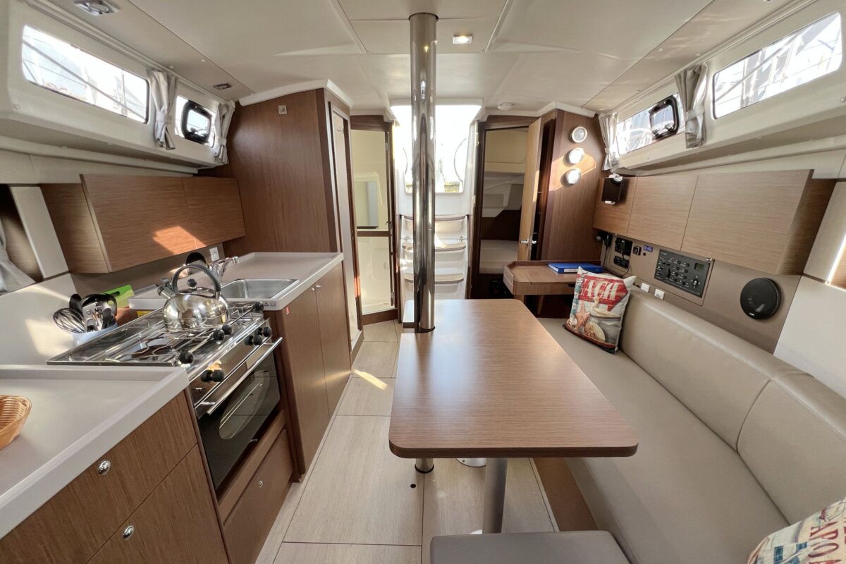 Beneteau Oceanis 35.1 Sailing World Yachtmakler 5