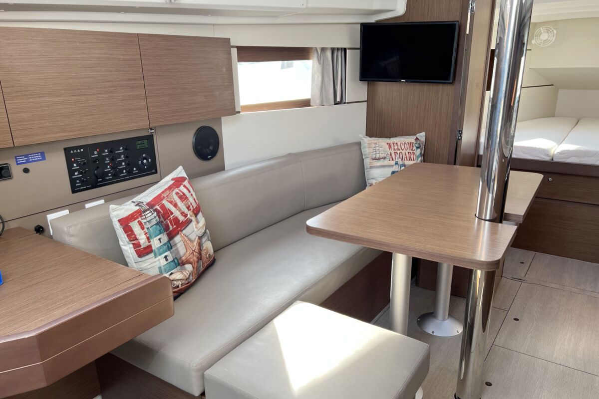 Beneteau Oceanis 35.1 Sailing World Yachtmakler 8