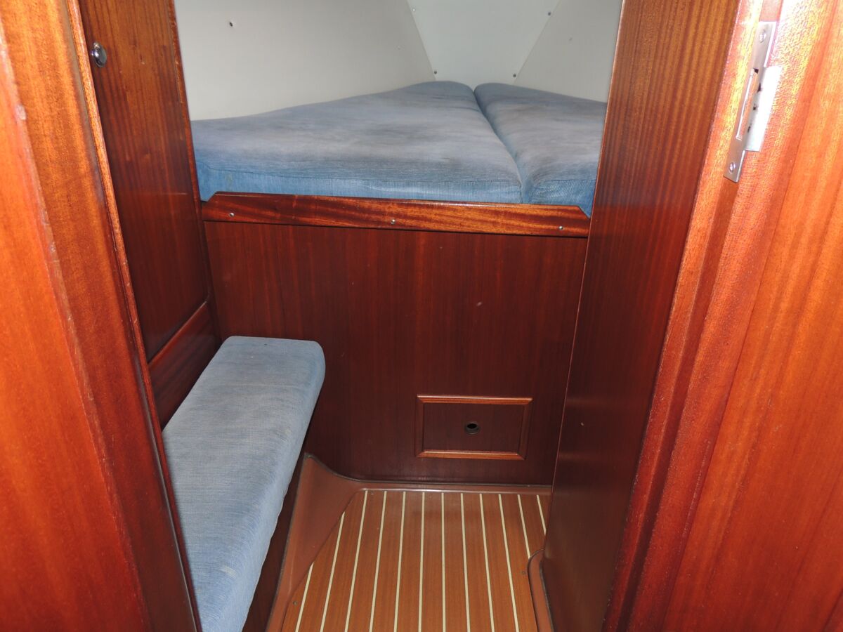 Sailing Yacht Bavaria 42 Sailing World Yachtbrokers 33