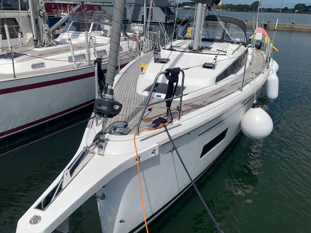 Sailing Yacht Bavaria Cruiser 38 Sailing World Yachtbrokers Heiligenhafen 2