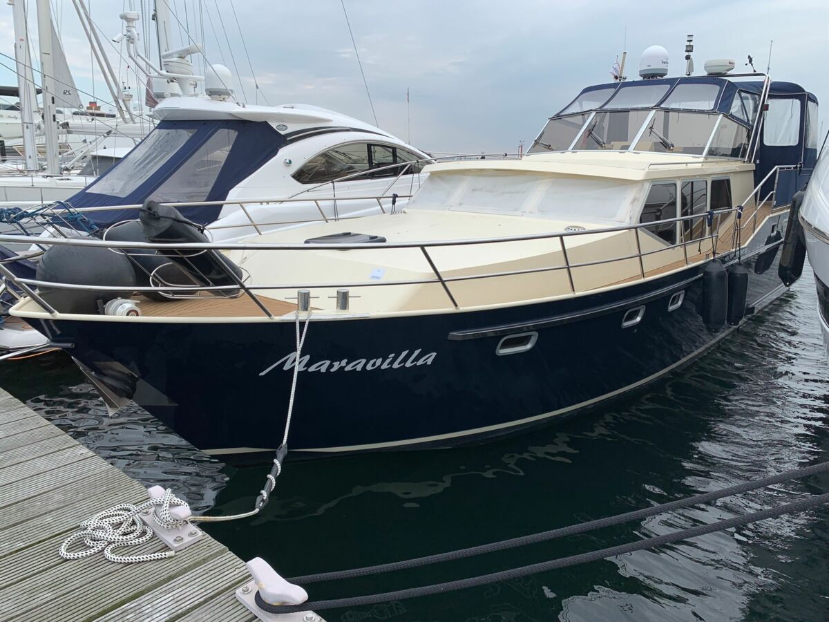 Vacance-1300-motoryacht-sailing-world-yachtbrokers-1