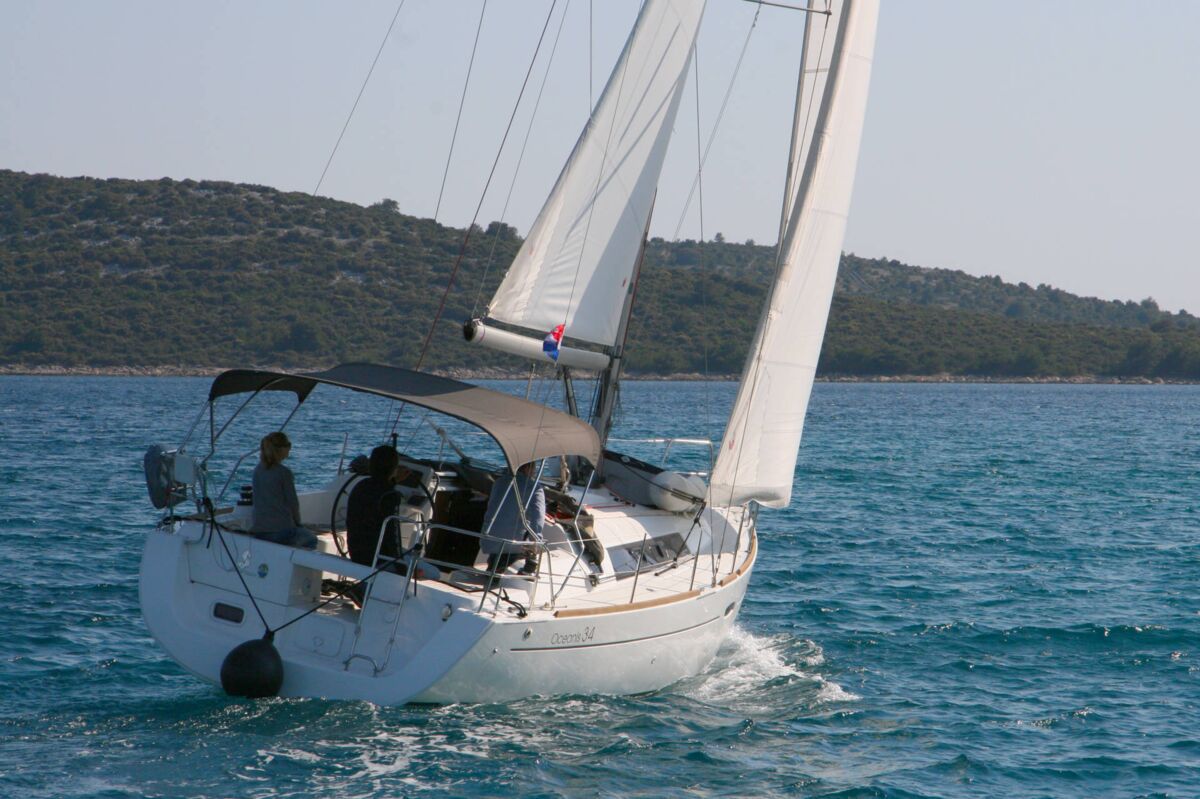 Beneteau Oceanis 34 Sailing World Yachtmakler 7