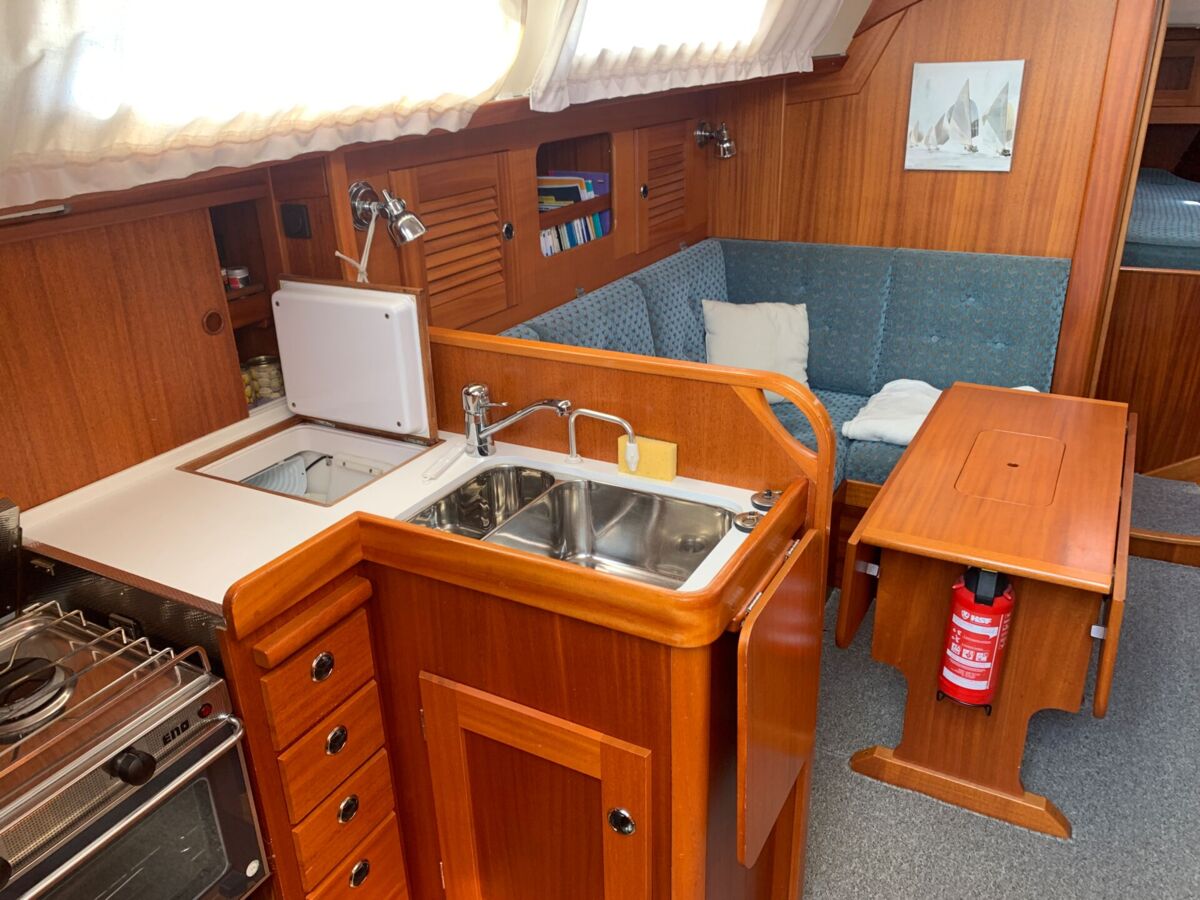 Sailing Yacht Hallberg-Rassy 34 Sailing World Yachtmakler Heiligenhafen 6