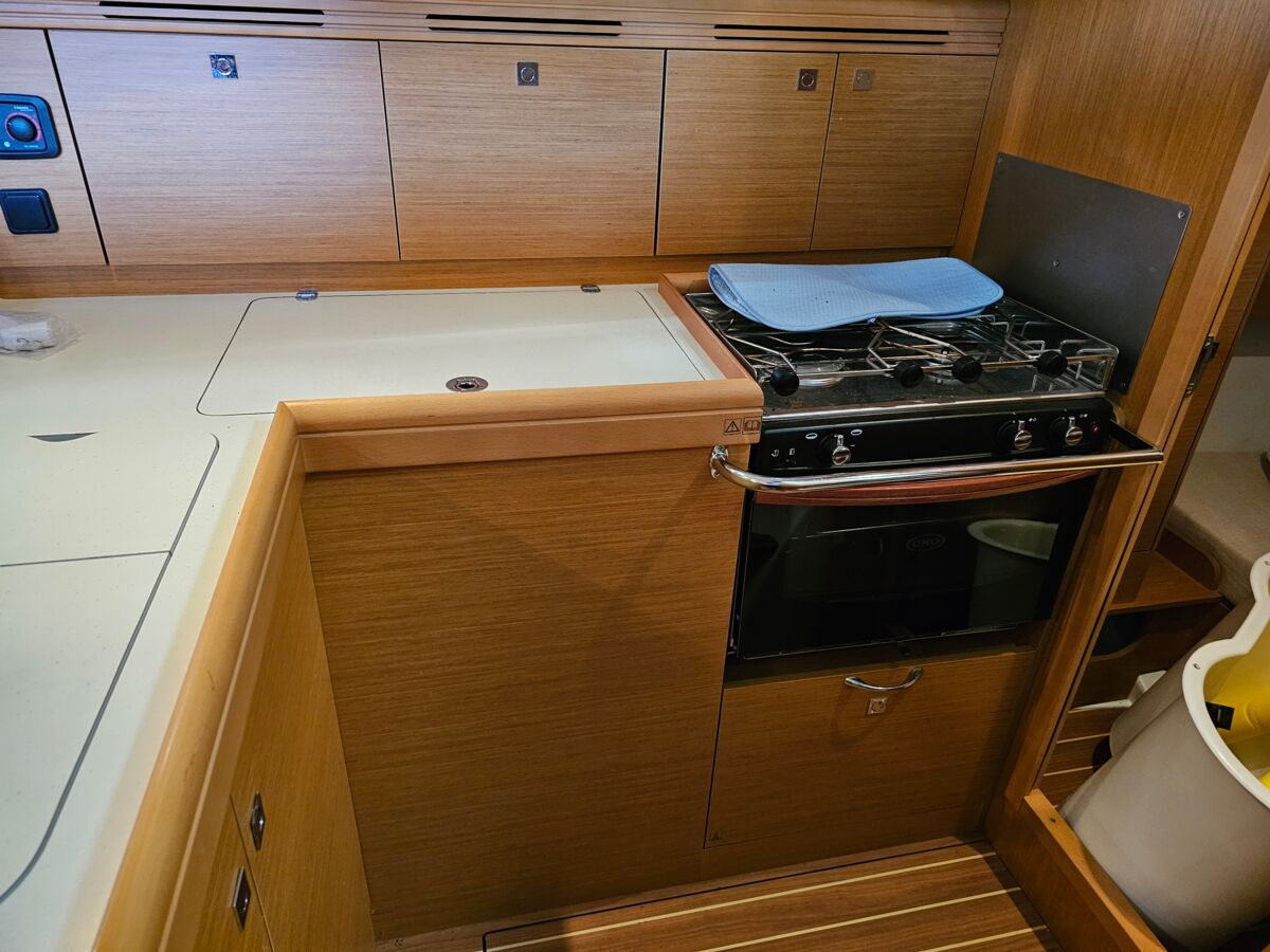 Sailing Yacht Jeanneau Sun Odyssey 36i Sailing World Yachtmakler Heiligenhafen 9
