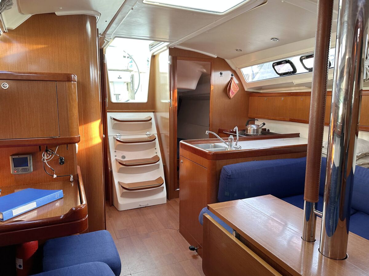 Sailing yacht Beneteau Oceanis 37 Sailing World Yachtbrokers Heiligenhafen 11