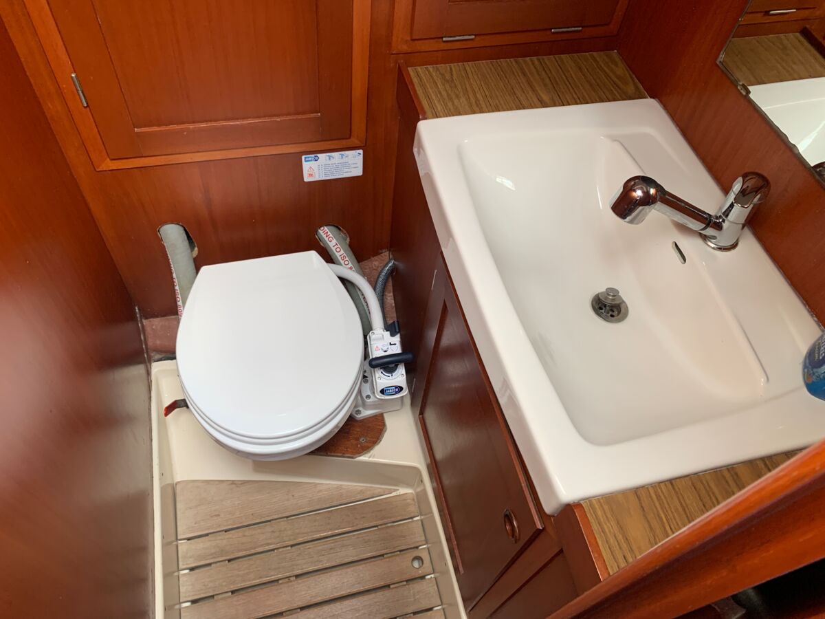Segelyacht Hallberg-Rassy 352 Scandinavia by Sailing World Yachtbrokers Heiligenahafen 17