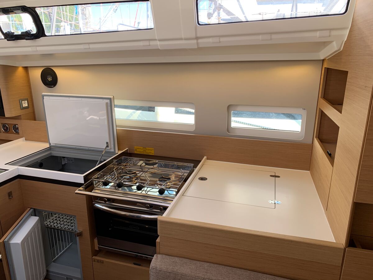 Sailing Yacht Jeanneau Sun Odyssey 410 Sailing World Yachtbrokers 9