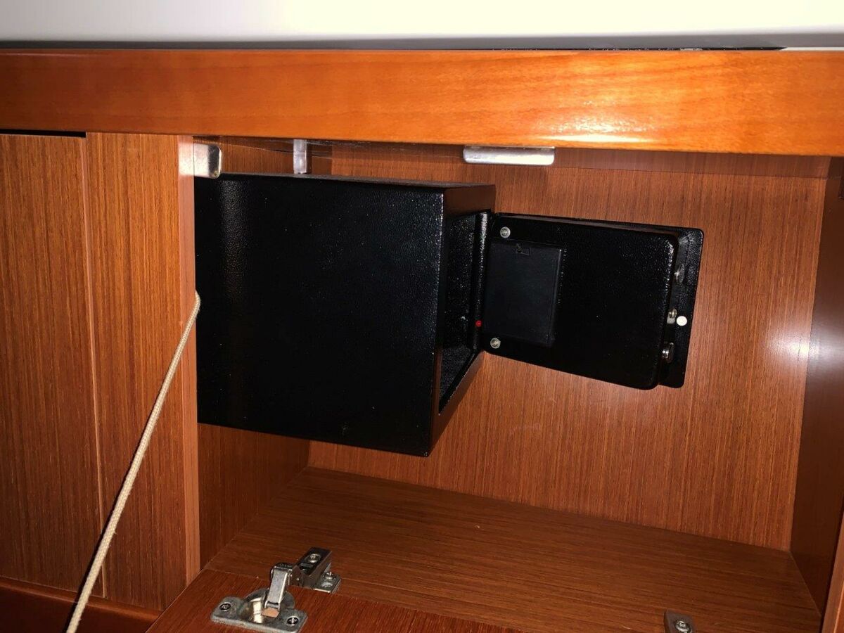 Segelyacht Beneteau Oceanis 46 Sailing World Yachtmakler 62-1