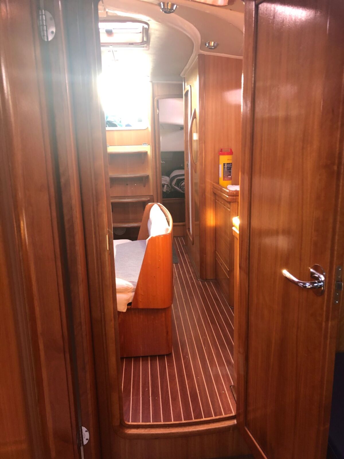 Bavaria 42-Cruiser-Gebrauchtyacht-Sailing-World-Yachtbrokers-12