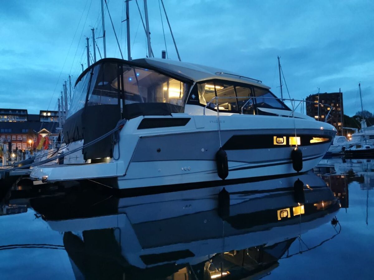 Motoryacht Jeanneau NC 33 Sailing World Yachtbrokers 3