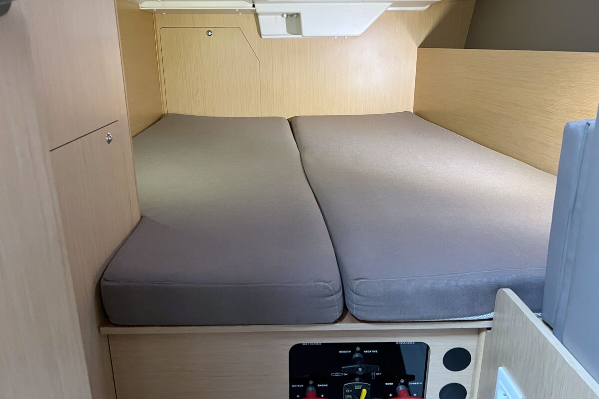 Sailing Yacht Beneteau Oceanis 38 - 11