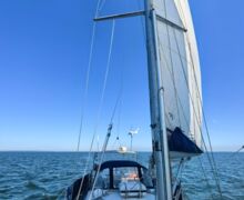 Bavaria 38 Blick auf geräteträger mit Windgenerator, Solar und Radar