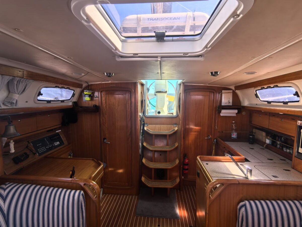 Bavaria 38 Salon Blick zur Plicht sowie Bad und Achterkabine