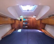 Bavaria 38 Vorschif blick auf Buecherschrank