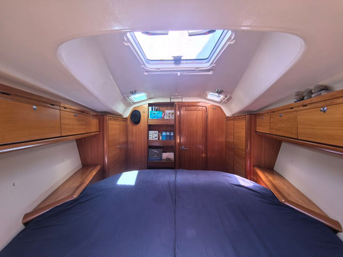 Bavaria 38 Vorschif blick auf Buecherschrank