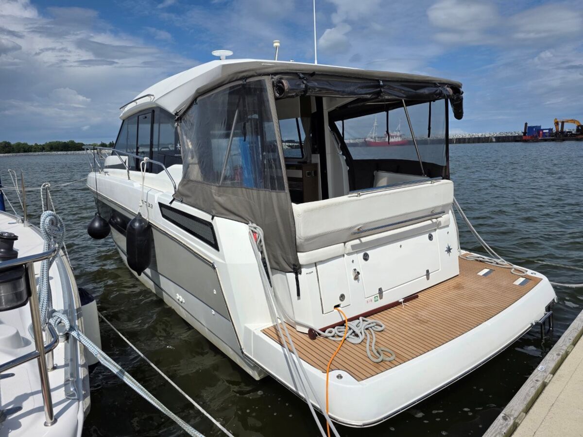 Motoryacht Jeanneau NC 33 Sailing World Yachtbrokers 1