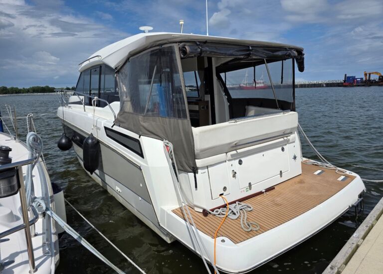 Motoryacht Jeanneau NC 33 Sailing World Yachtbrokers 1