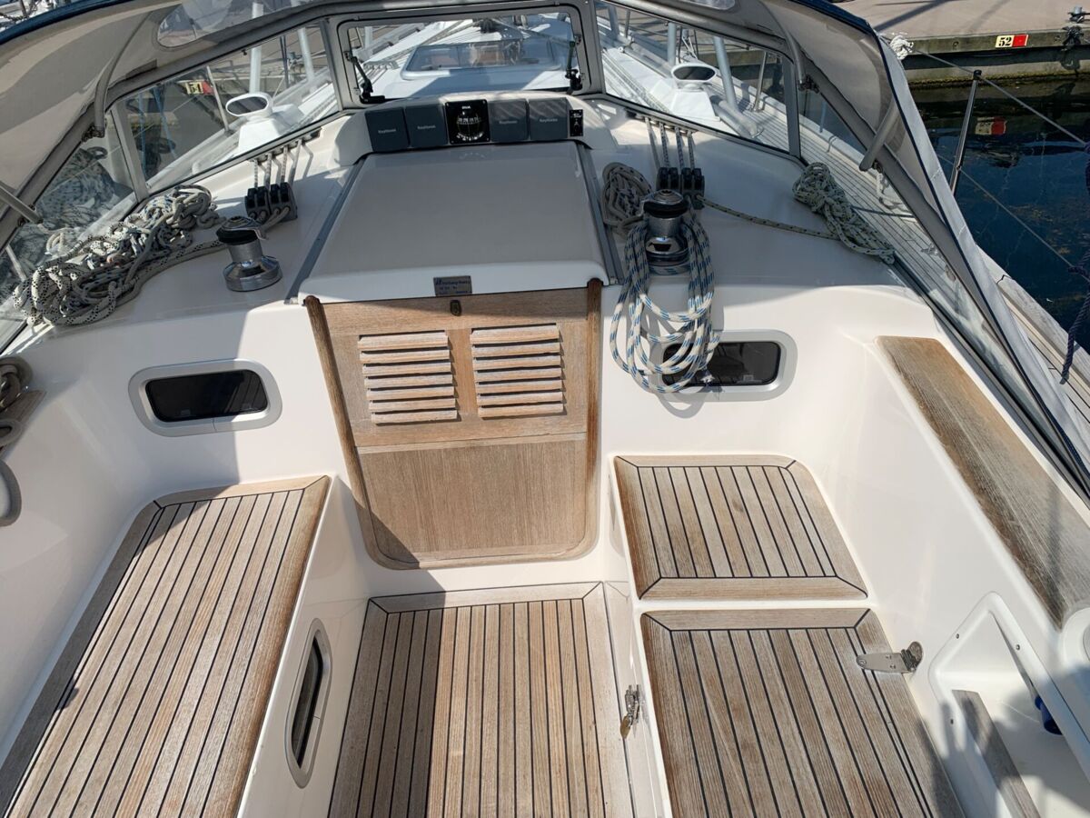 Sailing Yacht Hallberg-Rassy 34 Sailing World Yachtmakler Heiligenhafen 76
