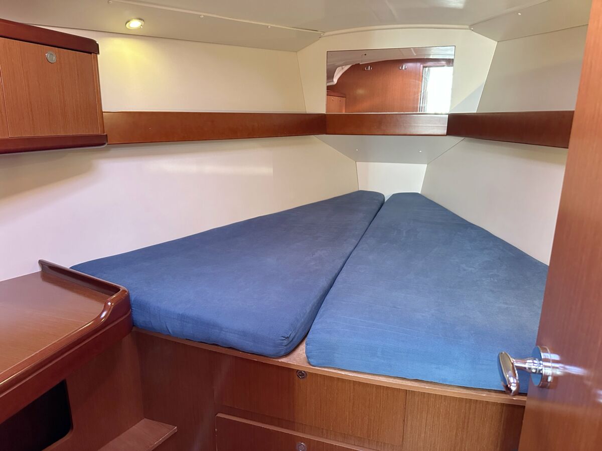 Sailing yacht Beneteau Oceanis 37 Sailing World Yachtbrokers Heiligenhafen 12