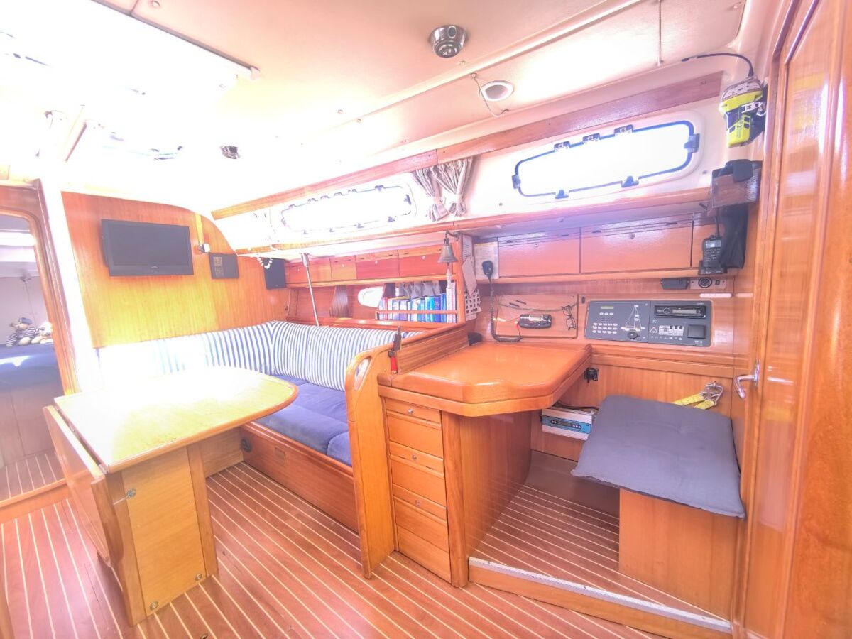 Bavaria 38 Blick auf Navi mit Epirb and Solarregler