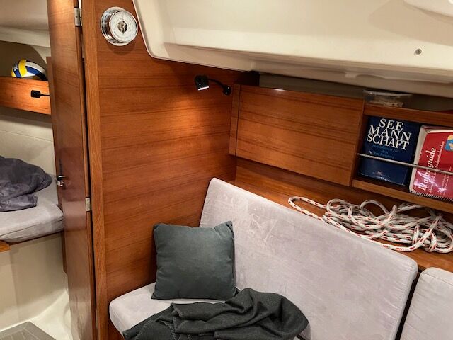 Sailing Yacht Salon 34 Sailing World Yachtbrokers 13