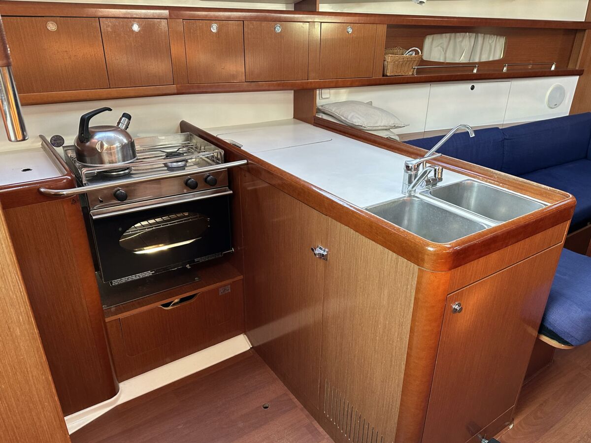 Sailing yacht Beneteau Oceanis 37 Sailing World Yachtbrokers Heiligenhafen 16