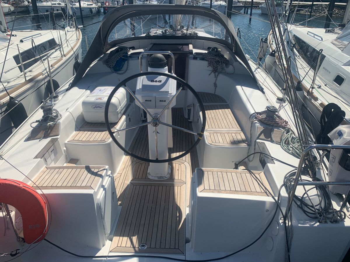 Segelyacht Hanse 370 Sailing World Yachtbrokers Heiligenhafen 2
