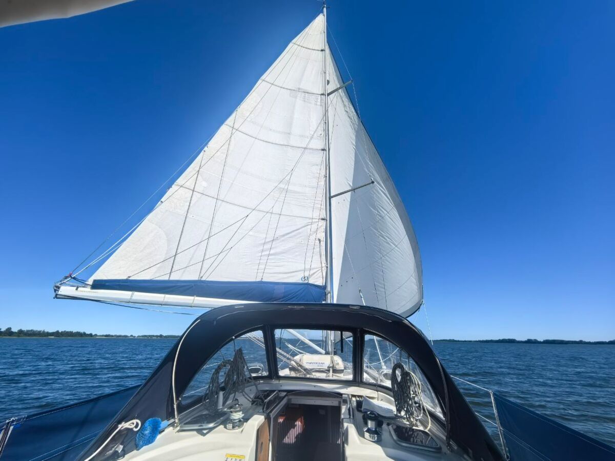 Bavaria 38 Blick auf Segel - 3 Reffs im Gross