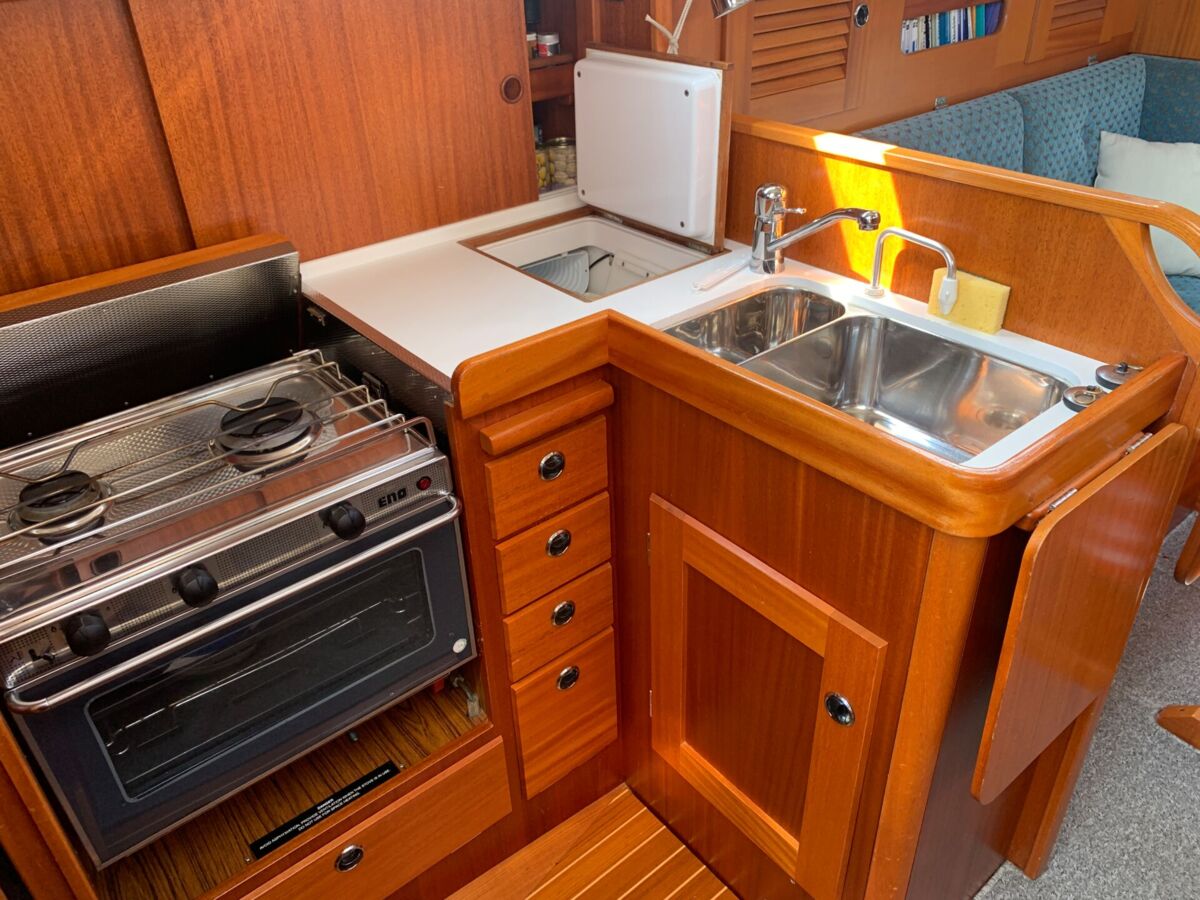 Sailing Yacht Hallberg-Rassy 34 Sailing World Yachtmakler Heiligenhafen 12