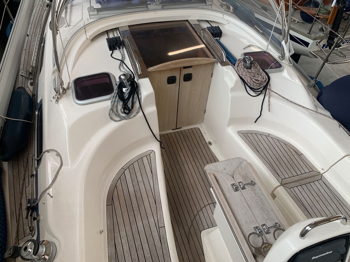 Segelyacht Bavaria 31 Cruiser Sailing World Yachtmakler 35