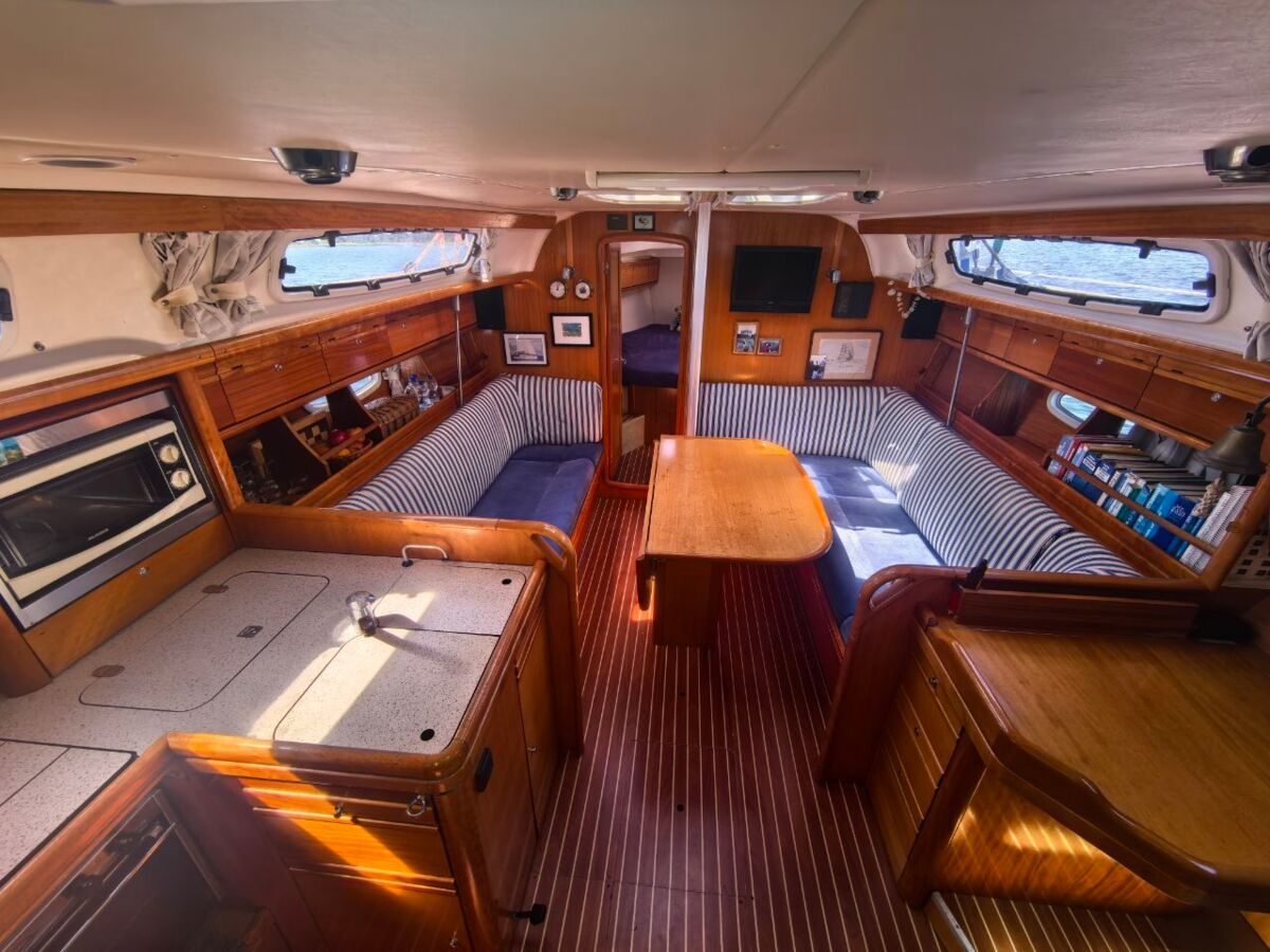 Bavaria 38 Blick in den Salon