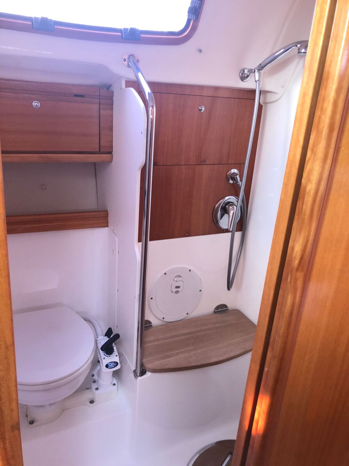 Bavaria 42-Cruiser-Gebrauchtyacht-Sailing-World-Yachtbrokers-21