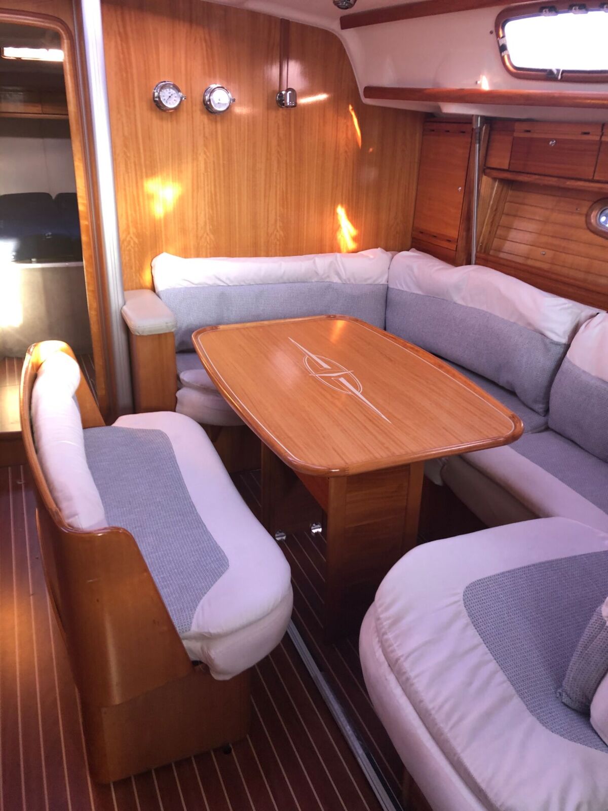 Bavaria 42-Cruiser-Gebrauchtyacht-Sailing-World-Yachtbrokers-3