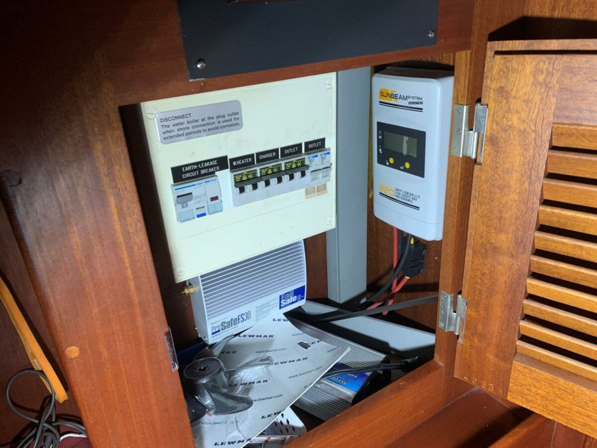 Segelyacht Hallberg-Rassy 45 Sailing World Yachtmakler   (45)