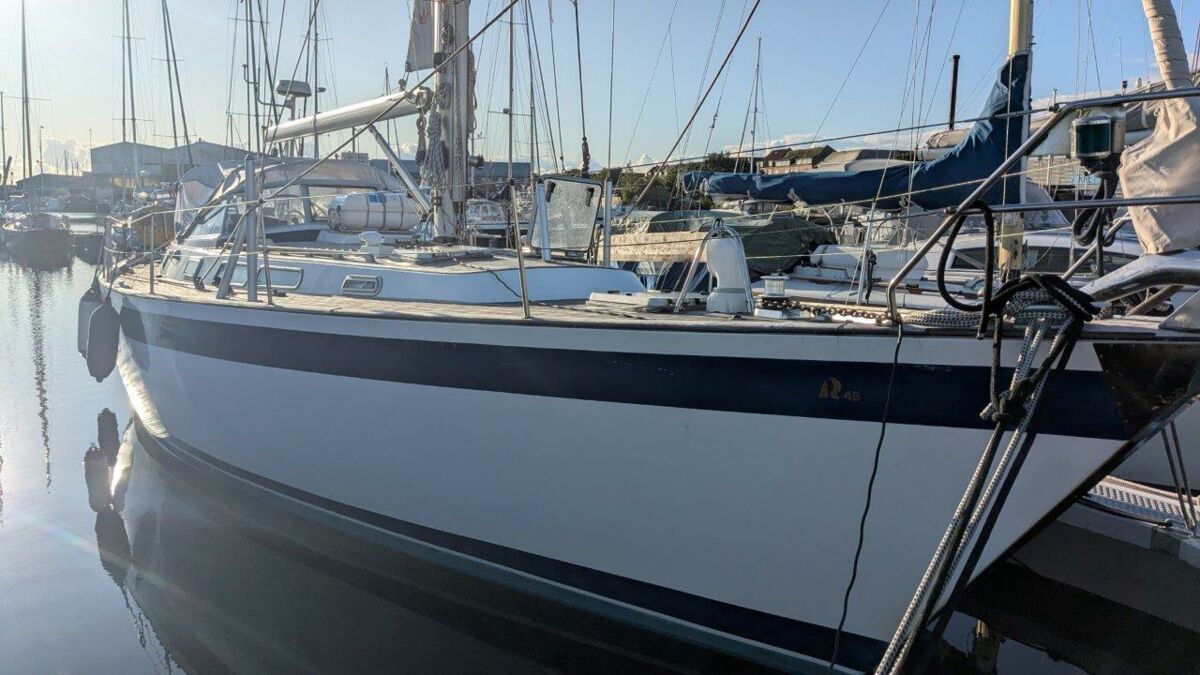 Segelyacht Hallberg-Rassy 45 Sailing World Yachtmakler 3 (2)
